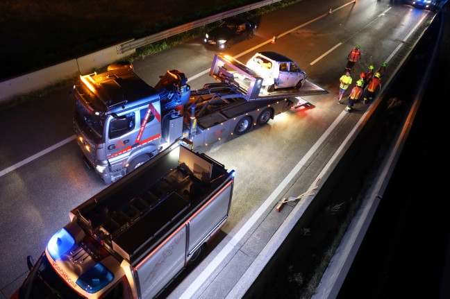 Schwerer Verkehrsunfall mit überschlagenem Fahrzeug auf Westautobahn bei Roitham am Traunfall