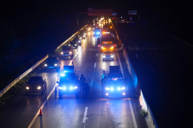 Schwerer Verkehrsunfall mit überschlagenem Fahrzeug auf Westautobahn bei Roitham am Traunfall