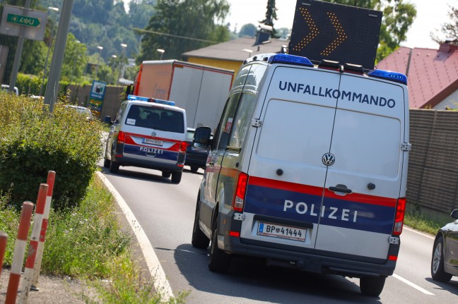 Verkehrsunfall auf der Pyhrnpass Strae in Wels-Pernau fordert eine verletzte Person