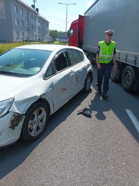 Verkehrsunfall auf der Pyhrnpass Strae in Wels-Pernau fordert eine verletzte Person