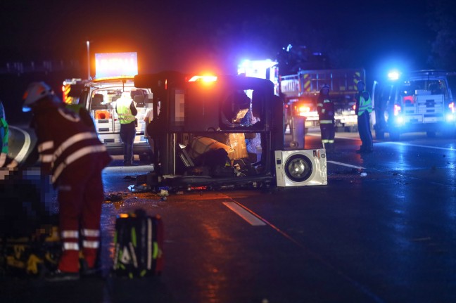 Neun teils Schwerverletzte bei folgenschwerem Crash auf Westautobahn in Eggendorf im Traunkreis