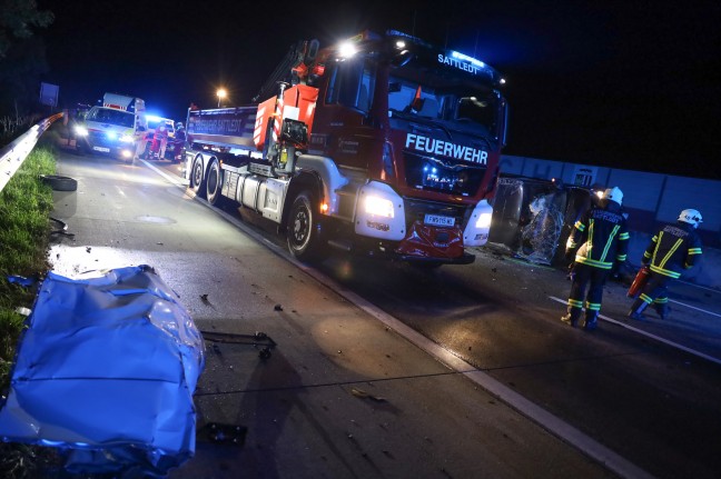 Neun teils Schwerverletzte bei folgenschwerem Crash auf Westautobahn in Eggendorf im Traunkreis