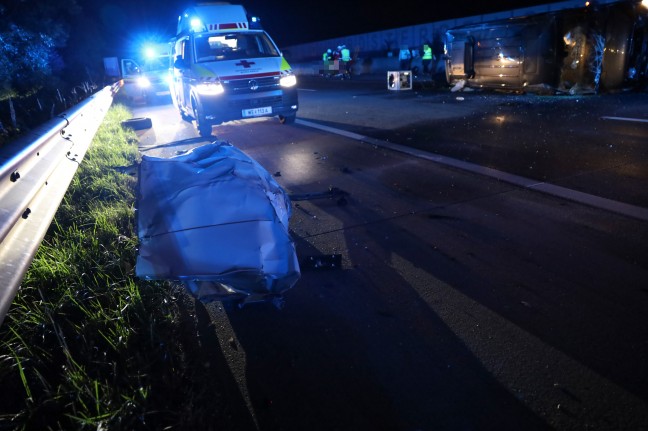 Neun teils Schwerverletzte bei folgenschwerem Crash auf Westautobahn in Eggendorf im Traunkreis