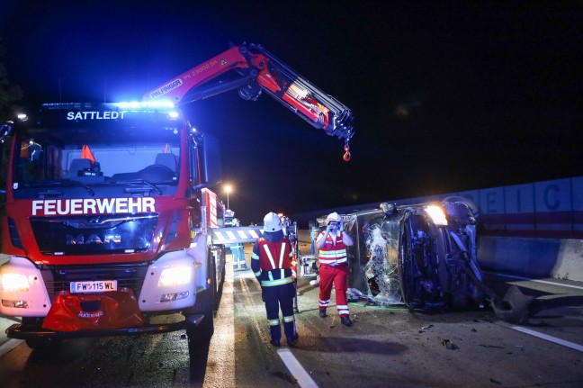 Neun teils Schwerverletzte bei folgenschwerem Crash auf Westautobahn in Eggendorf im Traunkreis