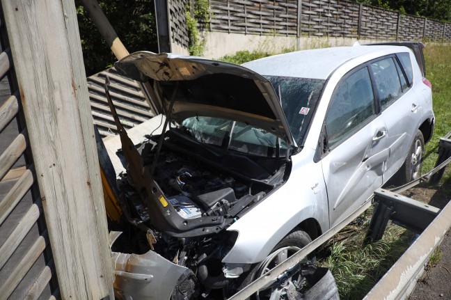 Auto auf Pyhrnautobahn bei Roßleithen frontal in Lärmschutzwand gekracht