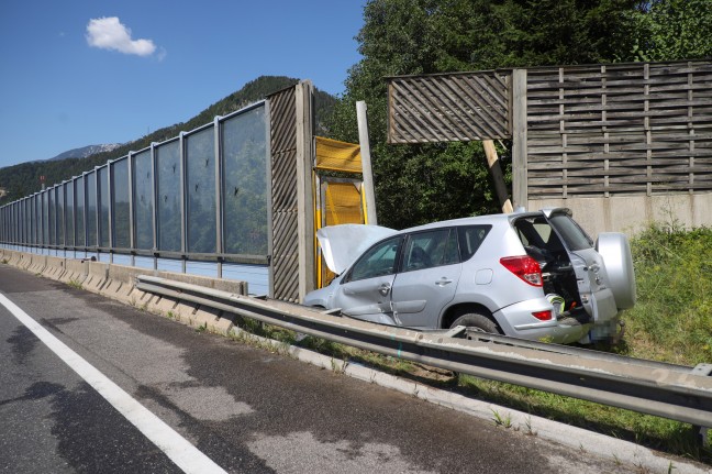 Auto auf Pyhrnautobahn bei Roleithen frontal in Lrmschutzwand gekracht