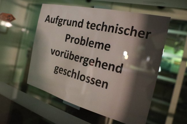 Gefahrstoffeinsatz nach Chlorgasaustritt in einem Badezentrum in Traun