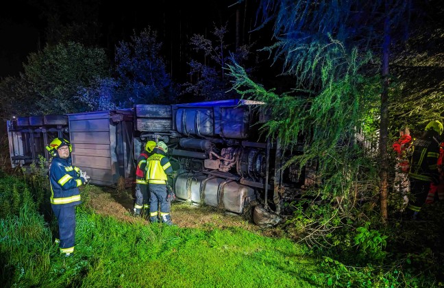 LKW-Sattelzug mit Tiefkühlkost auf Lamprechtshausener Straße bei Handenberg umgestürzt