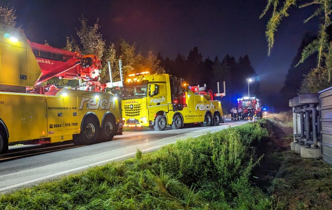 LKW-Sattelzug mit Tiefkühlkost auf Lamprechtshausener Straße bei Handenberg umgestürzt