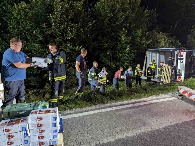 LKW-Sattelzug mit Tiefkühlkost auf Lamprechtshausener Straße bei Handenberg umgestürzt