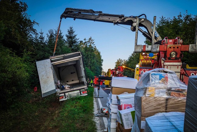 LKW-Sattelzug mit Tiefkhlkost auf Lamprechtshausener Strae bei Handenberg umgestrzt