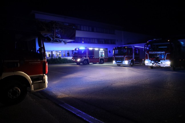 Nchtlicher Brand einer USV-Anlage bei einem Unternehmen in Wels-Neustadt