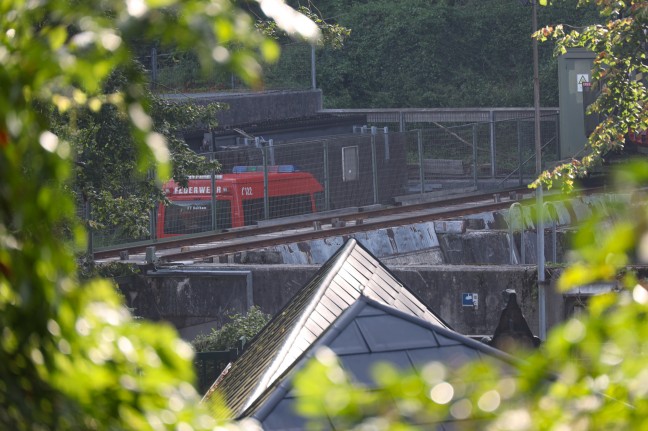 Traunfall: Person in Roitham am Traunfall durch Einsatzkräfte leblos aus der Traun geborgen