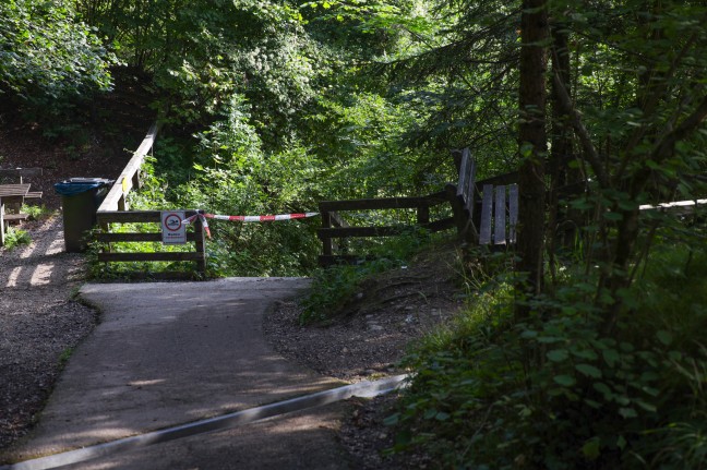 Traunfall: Person in Roitham am Traunfall durch Einsatzkrfte leblos aus der Traun geborgen