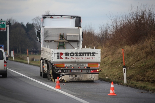 Verkehrsunfall zwischen LKW und PKW auf der Westautobahn bei Laakirchen endet glimpflich
