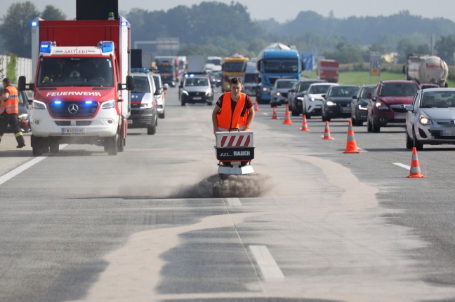 Auto auf Westautobahn bei Sattledt gegen Anpralldämpfer gekracht