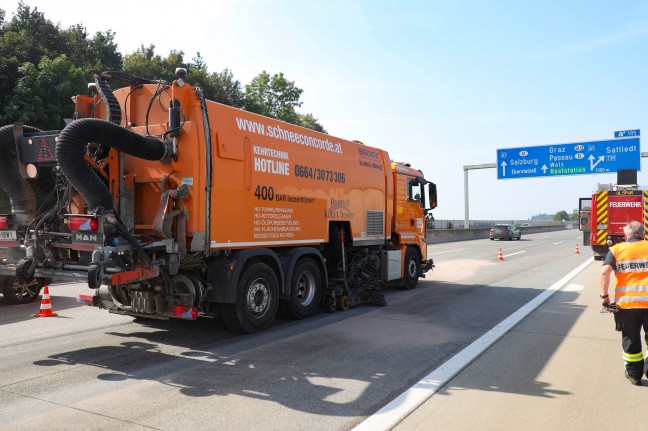 Auto auf Westautobahn bei Sattledt gegen Anpralldämpfer gekracht