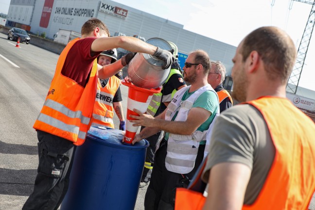 Auto auf Westautobahn bei Sattledt gegen Anpralldämpfer gekracht