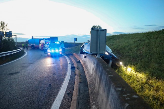 Abfahrmanver gescheitert: Auto bei Westautobahn in Eberstalzell hinter Betonleitschiene gelandet