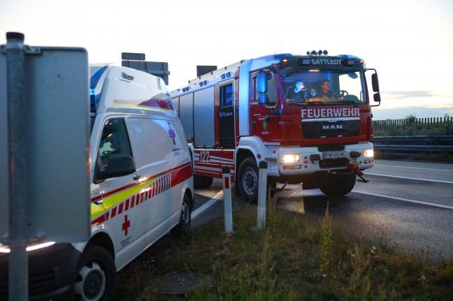 Abfahrmanöver gescheitert: Auto bei Westautobahn in Eberstalzell hinter Betonleitschiene gelandet