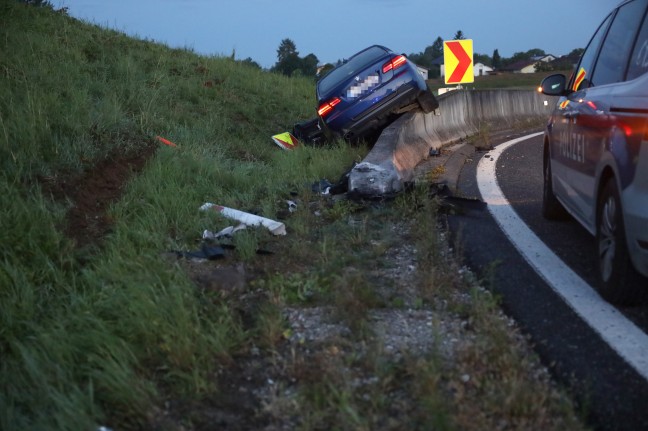 Abfahrmanver gescheitert: Auto bei Westautobahn in Eberstalzell hinter Betonleitschiene gelandet