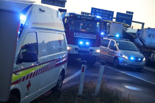 Abfahrmanver gescheitert: Auto bei Westautobahn in Eberstalzell hinter Betonleitschiene gelandet