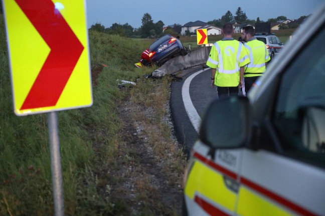 Abfahrmanver gescheitert: Auto bei Westautobahn in Eberstalzell hinter Betonleitschiene gelandet