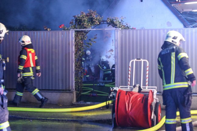 Brand eines Nebengebudes bei einem Wohnhaus in Wels-Pernau