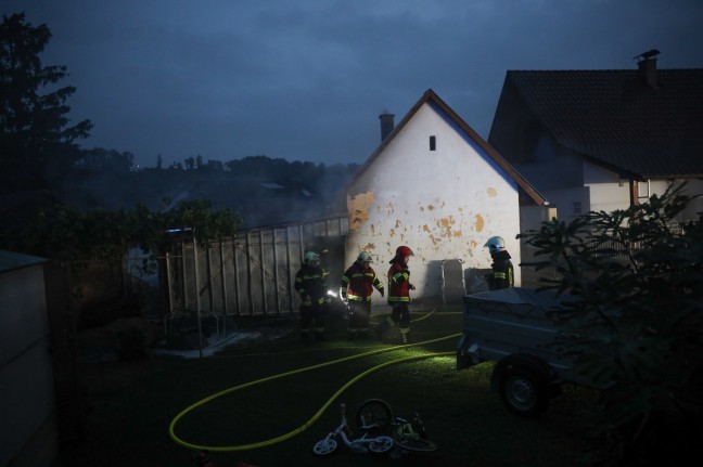 Brand eines Nebengebäudes bei einem Wohnhaus in Wels-Pernau