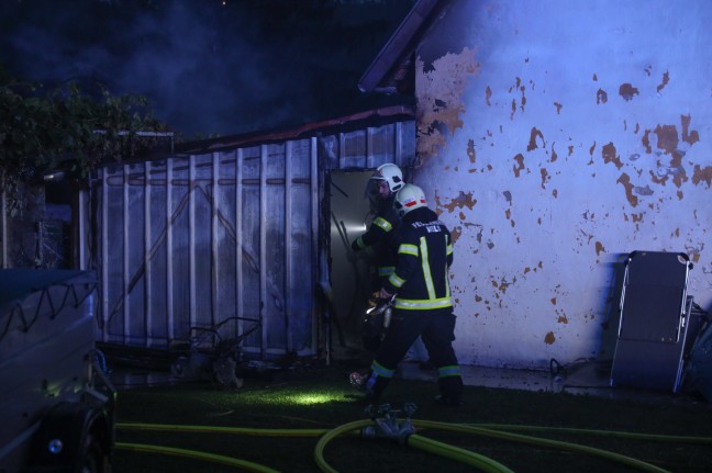 Brand eines Nebengebudes bei einem Wohnhaus in Wels-Pernau