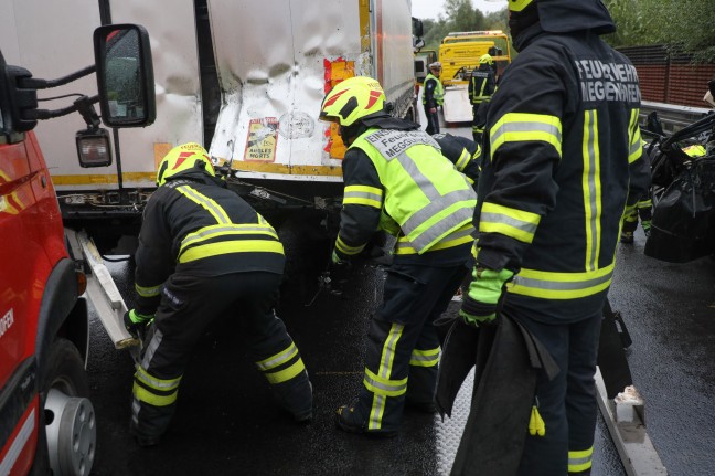 Autolenker bei Kollision mit LKW auf Innkreisautobahn in Kematen am Innbach tödlich verletzt