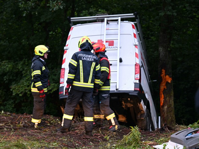 Schwerer Verkehrsunfall eines Kleintransporters auf Mühllackener Straße bei Herzogsdorf