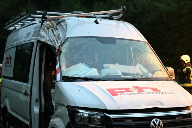 Schwerer Verkehrsunfall eines Kleintransporters auf Mühllackener Straße bei Herzogsdorf