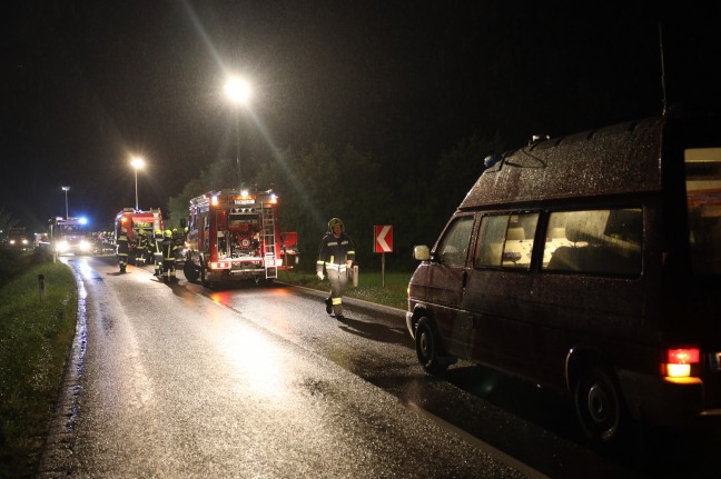 Menschenrettung: Auto landet bei schwerem Unfall überschlagen unter Brücke über den Oizingerbach