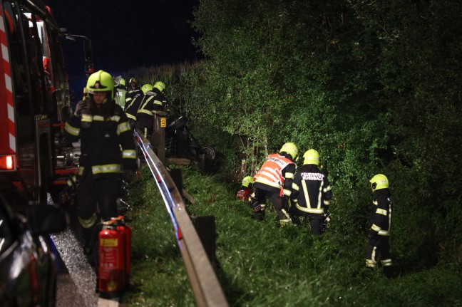 Menschenrettung: Auto landet bei schwerem Unfall berschlagen unter Brcke ber den Oizingerbach