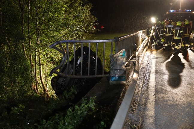 Menschenrettung: Auto landet bei schwerem Unfall überschlagen unter Brücke über den Oizingerbach