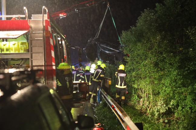 Menschenrettung: Auto landet bei schwerem Unfall berschlagen unter Brcke ber den Oizingerbach