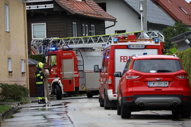 Schwieriger Lscheinsatz bei Brand in einer zugemllten Wohnung in Gmunden