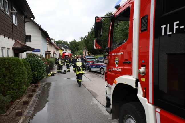 Schwieriger Lscheinsatz bei Brand in einer zugemllten Wohnung in Gmunden