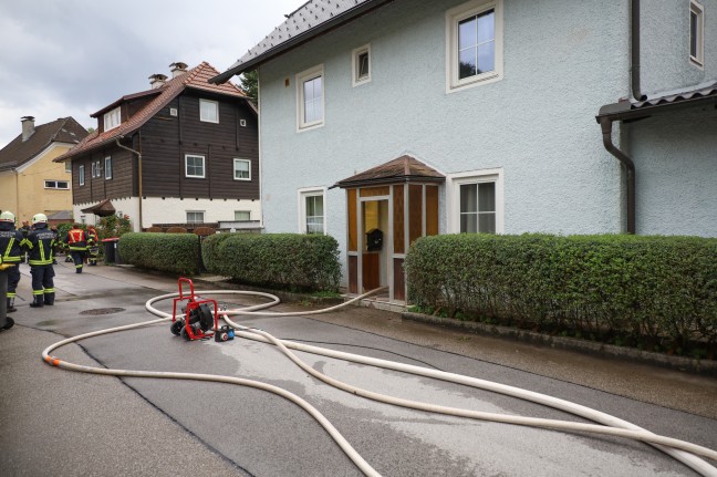 Schwieriger Lscheinsatz bei Brand in einer zugemllten Wohnung in Gmunden