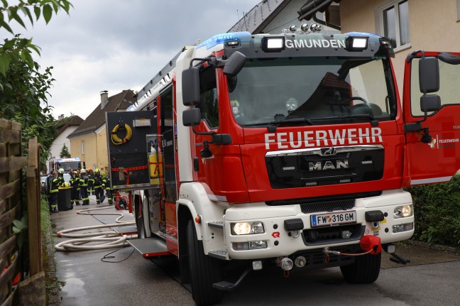 Schwieriger Lscheinsatz bei Brand in einer zugemllten Wohnung in Gmunden