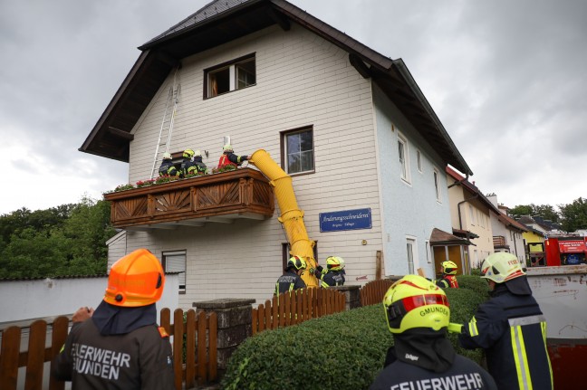 Schwieriger Lscheinsatz bei Brand in einer zugemllten Wohnung in Gmunden