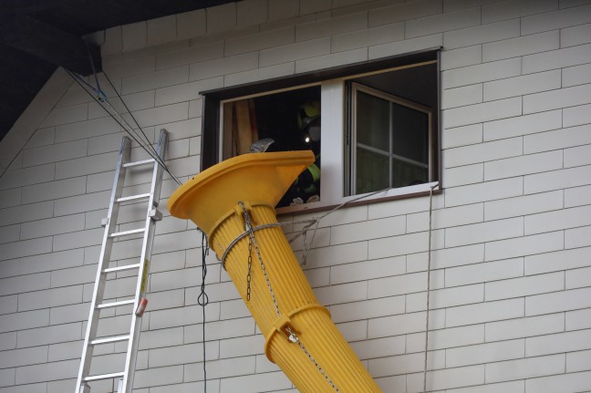 Schwieriger Lscheinsatz bei Brand in einer zugemllten Wohnung in Gmunden