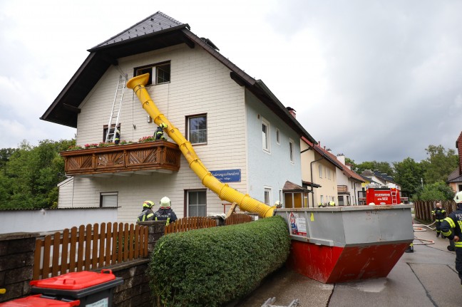 Schwieriger Lscheinsatz bei Brand in einer zugemllten Wohnung in Gmunden