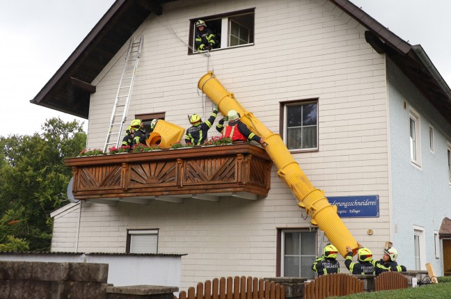 Schwieriger Lscheinsatz bei Brand in einer zugemllten Wohnung in Gmunden