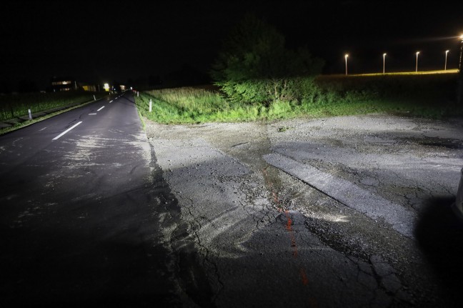 PKW bei Kollision in Eberstalzell gegen Baum gekracht