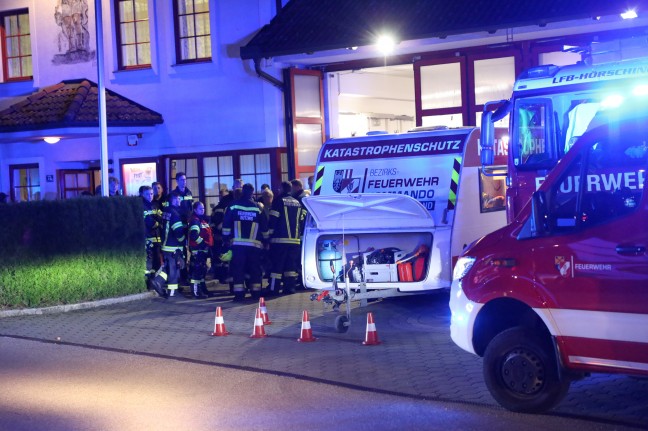 Groaufgebot der Einsatzkrfte bei Suchaktion nach abgngiger Person in Hrsching im Einsatz