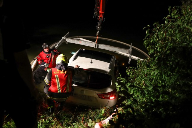 Auto im Schacherteich: Lenker bei Kremsmünster mit PKW in einem Teich gelandet