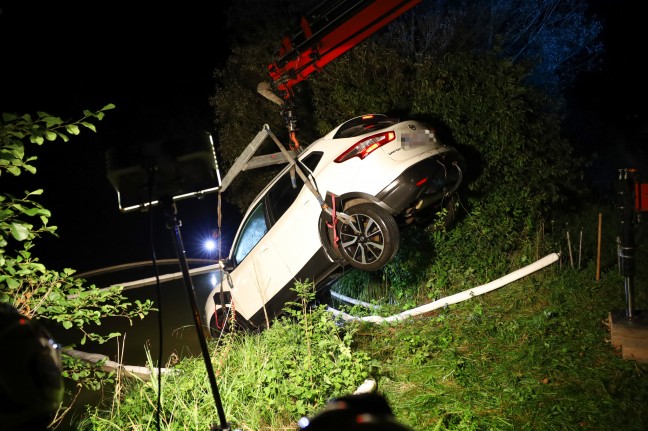 Auto im Schacherteich: Lenker bei Kremsmünster mit PKW in einem Teich gelandet