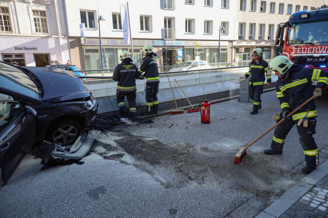 Spektakulärer Crash: Auto hing nach Verkehrsunfall in Wels-Innenstadt über Tiefgaragenabfahrt